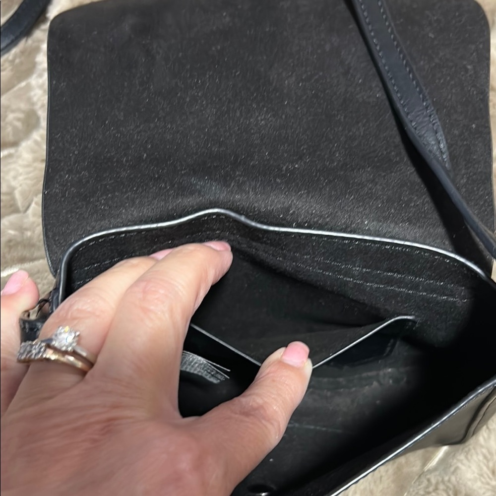 Elegant Black Crossbody Bag with Structured Design - Picture 10 of 10